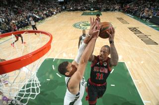 而中场球员 而中场球员